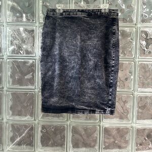 Parisian denim mini skirt in gray acid wash. Size 10